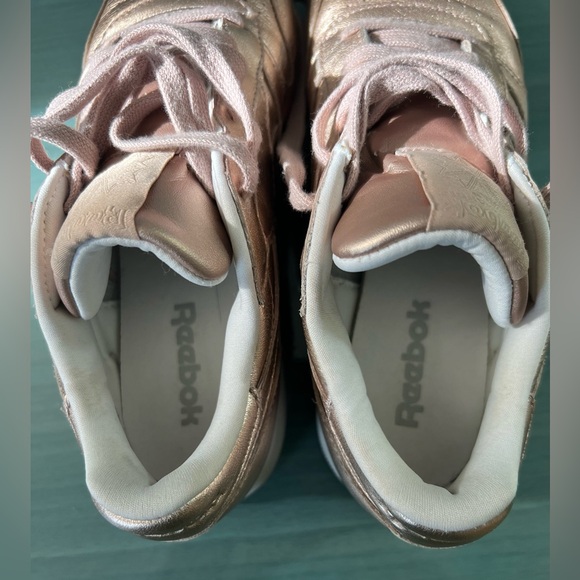 Reebok Classic Leather Melted Metal
Pearl/Rose Gold Metallic Sneakers - Picture 13 of 15